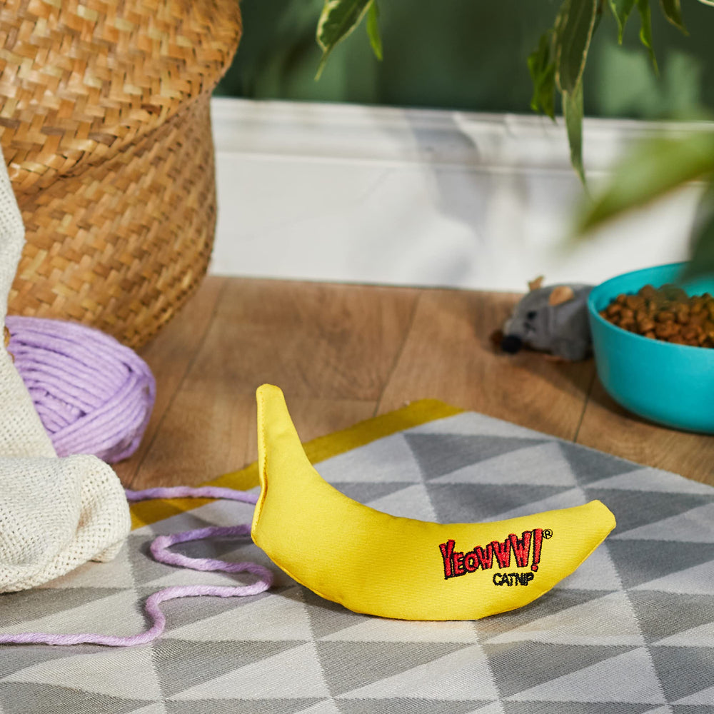 Yeowww! Juguete plátano curvo amarillo para fomentar juego activo.