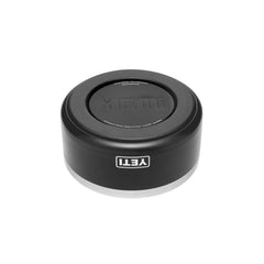 YETI Boomer 4 con anillo antideslizante para estabilidad durante la comida.