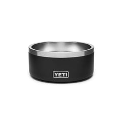 YETI Boomer 4 con plato antideslizante para evitar derrames durante la comida del perro.