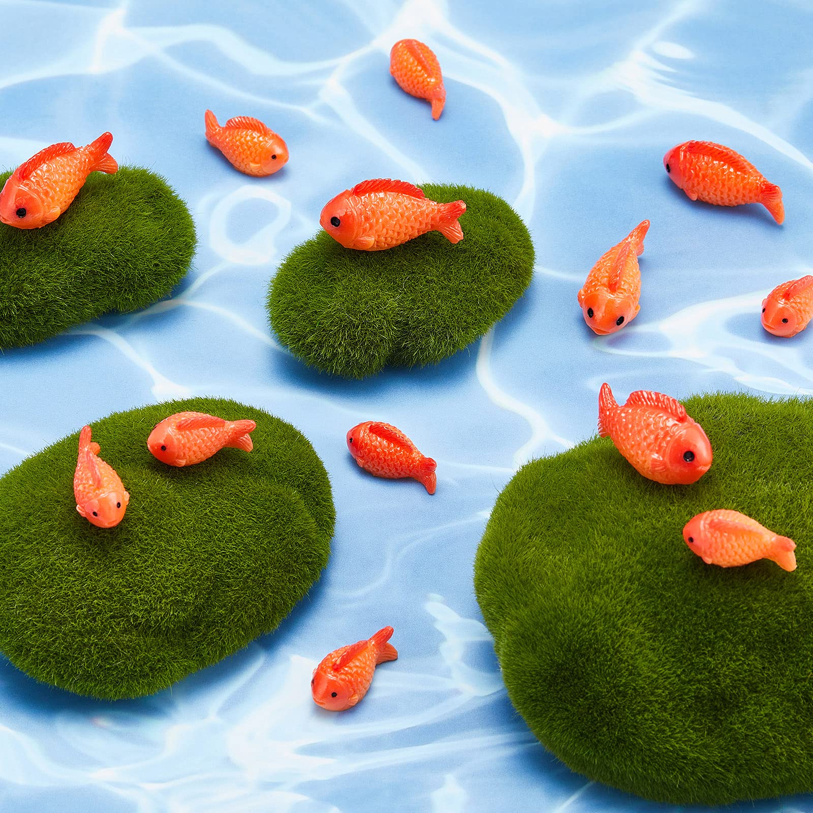 Colas y aletas visibles en los peces rojos Yookeer para decoración de acuario.