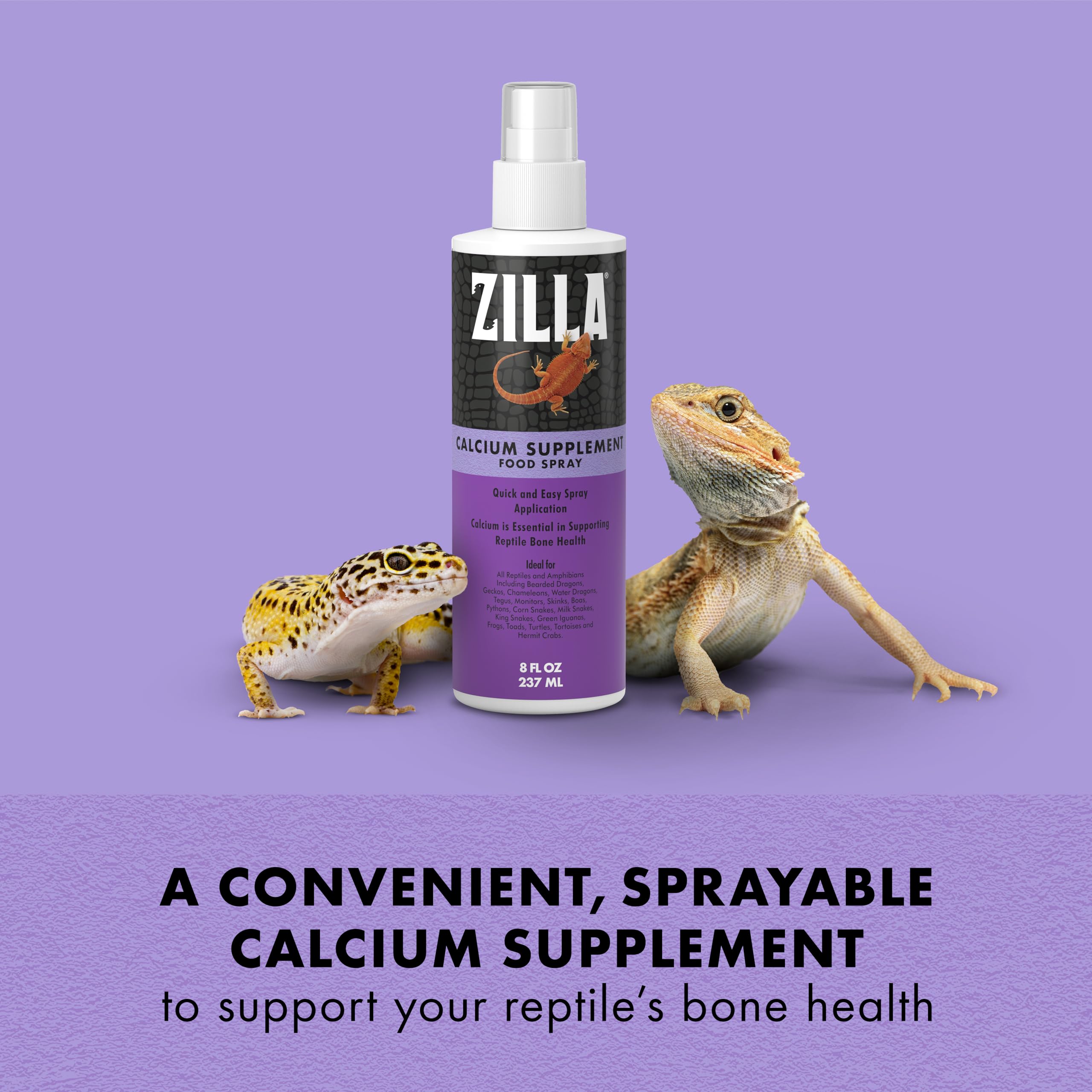 Aplicación del spray Zilla sobre alimento para reptiles antes de servir.