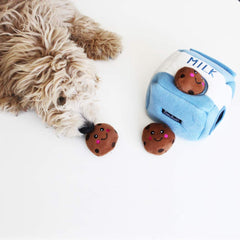 Miniz de ZippyPaws en acción: juego interactivo para perros pequeños y medianos.