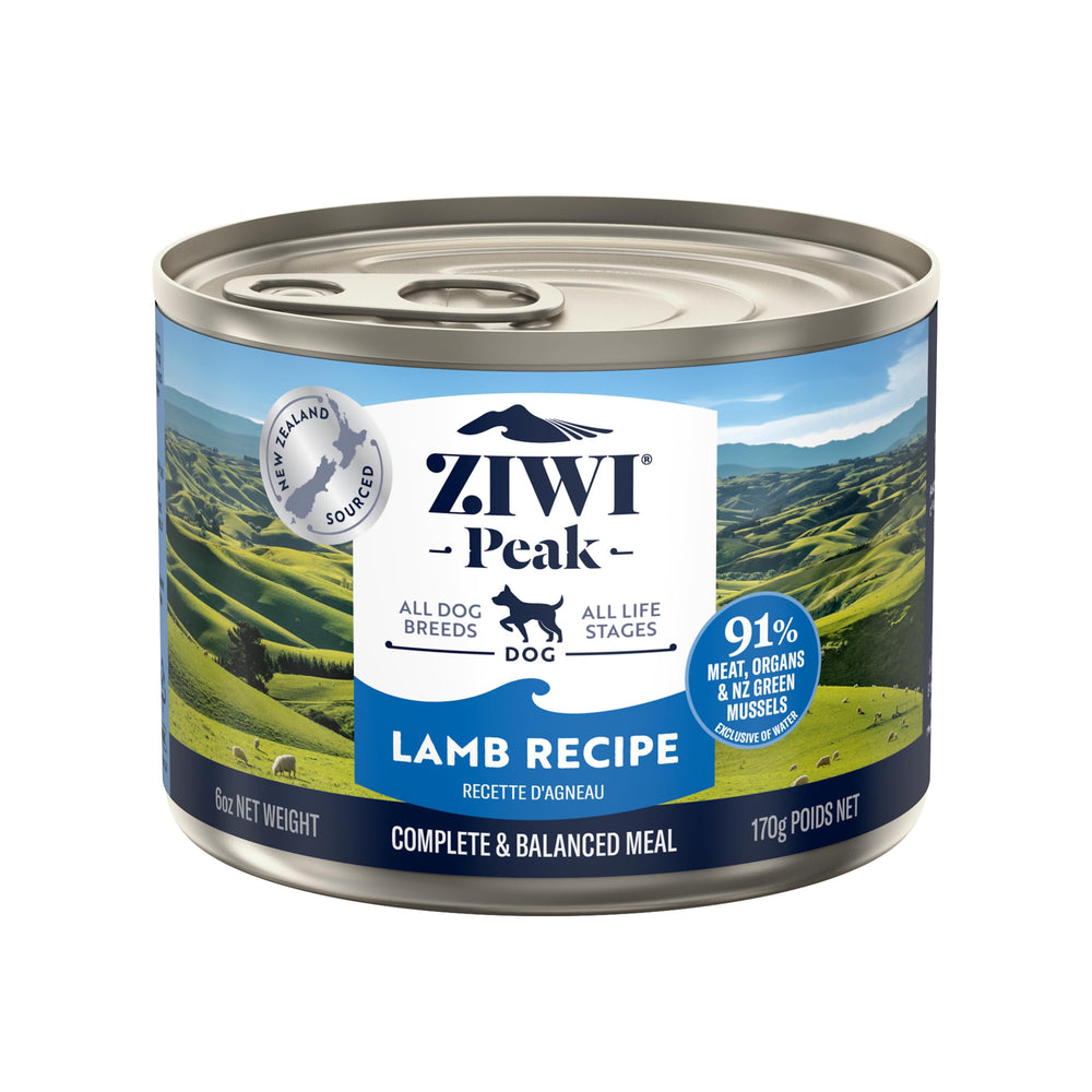 La lata Ziwi Peak con cordero muestra textura cremosa y sabor natural para perros.