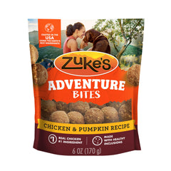 Zuke’s Adventure Bites con pollo y calabaza en bolsa, snack práctico para paseos.